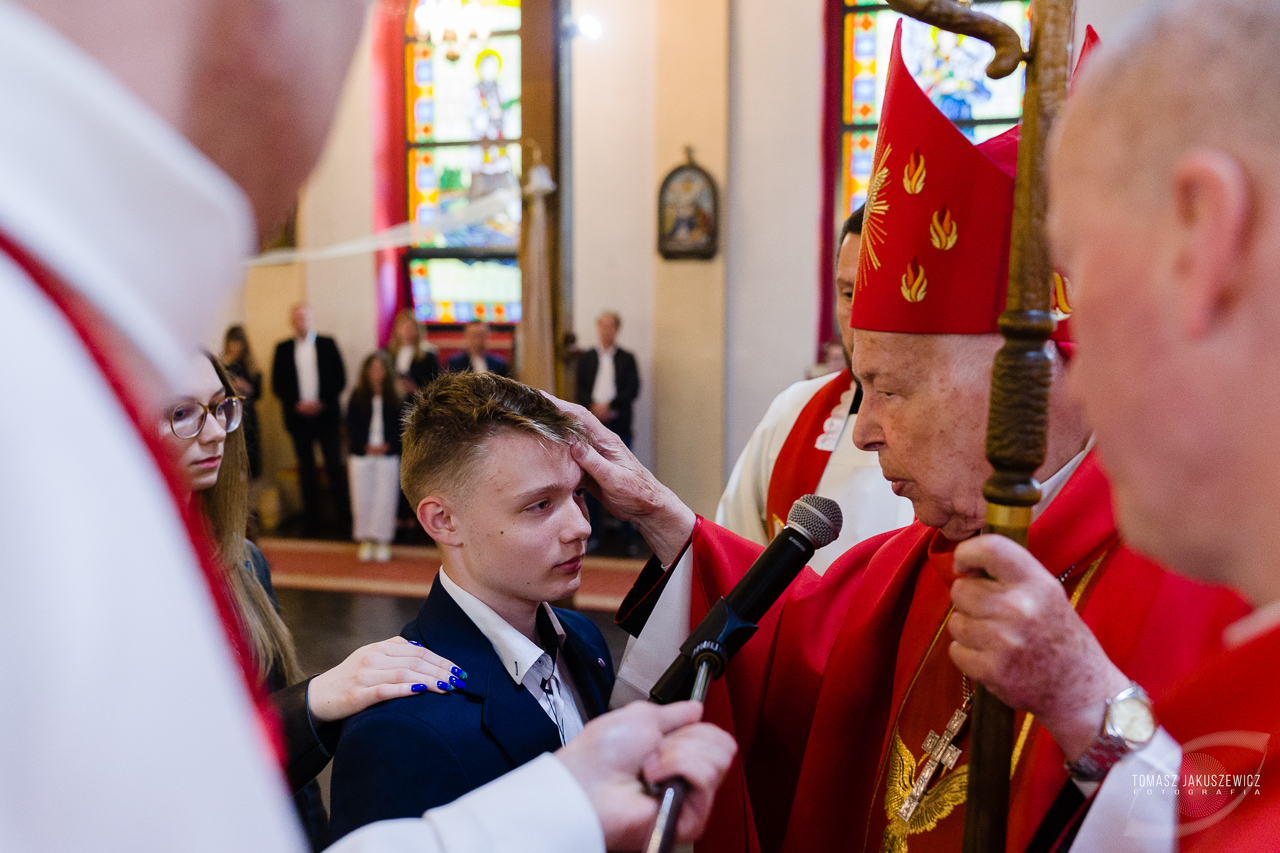Blisko 130 osób przyjęło sakrament dojrzałości chrześcijańskiej (foto)
